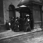 A group of suffragettes enter the New York subway to catch the 'penny tube' to Wall Street, 1915. (Getty)<br/>